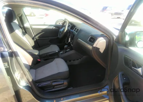 2017 Volkswagen Jetta 1.4T S z USA, uszkodzony, nr VIN 3VW2B7AJ3HM391833